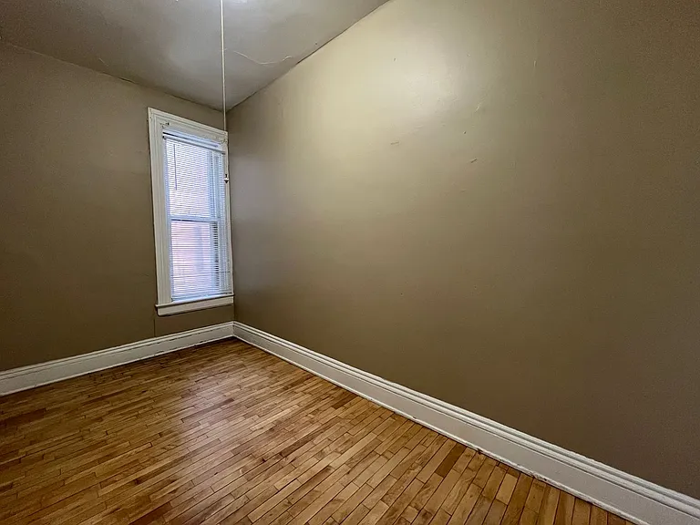 904-906 Burr St — Photo 11