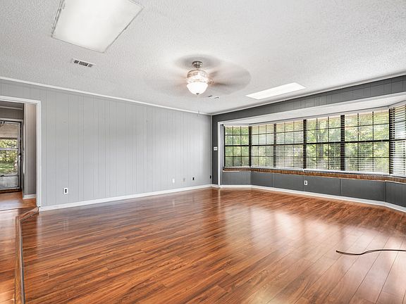 5th image of 192 W Pratts Rd