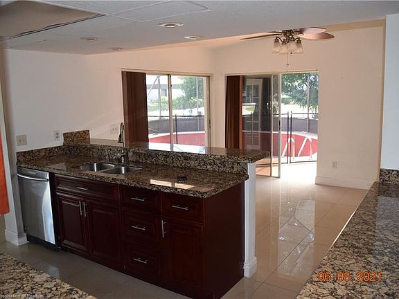 3rd image of 117 NE Airoso Blvd