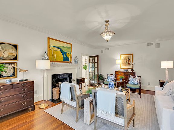 3rd image of 486 Connecticut Ave