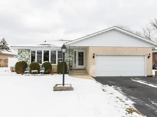 8216 Crestview Dr photo 1