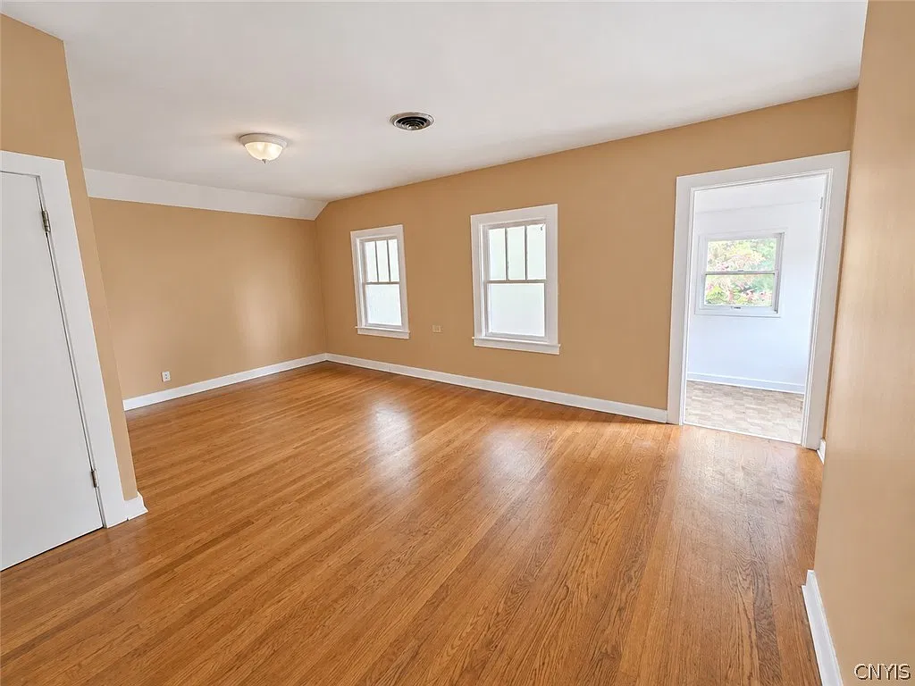 2 bed, 1.0 bath, 2460 sqft, $1,400 — Photo 3