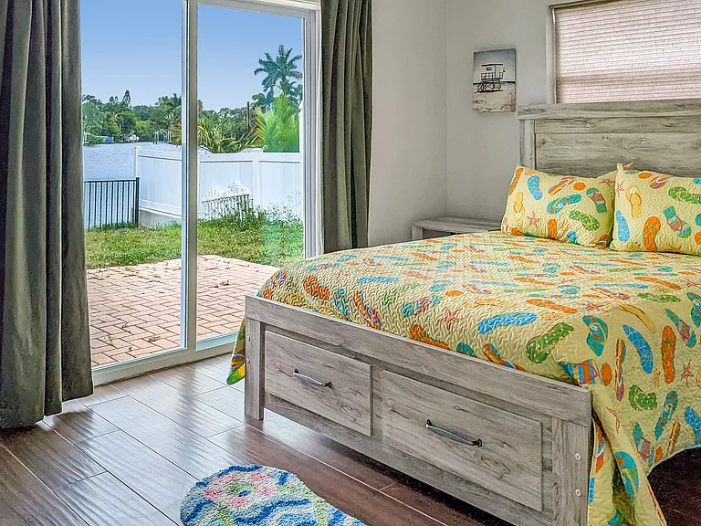 Queen - Waterfront guest bedroom