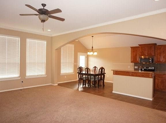 2nd image of 3921 Caroline Ln