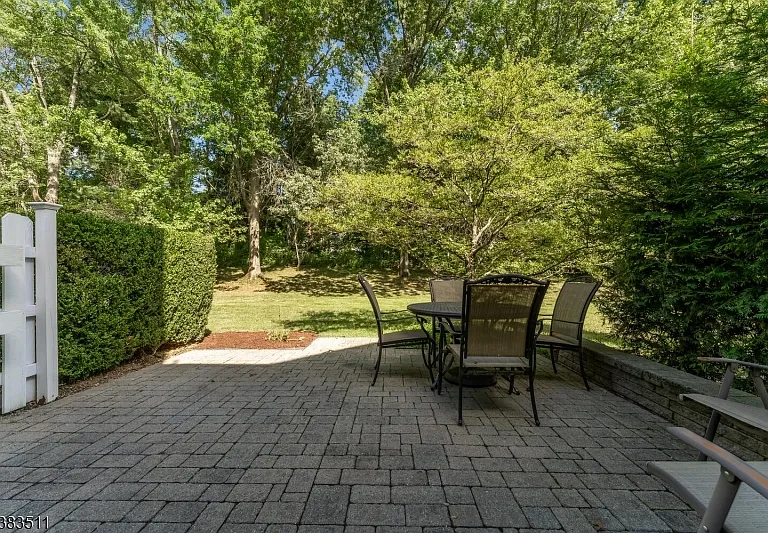 65 Hampshire Dr — Photo 20
