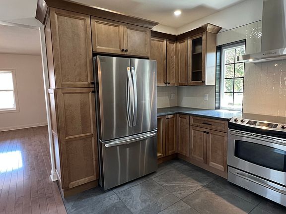 2nd image of 50 Oxford Rd APT 2