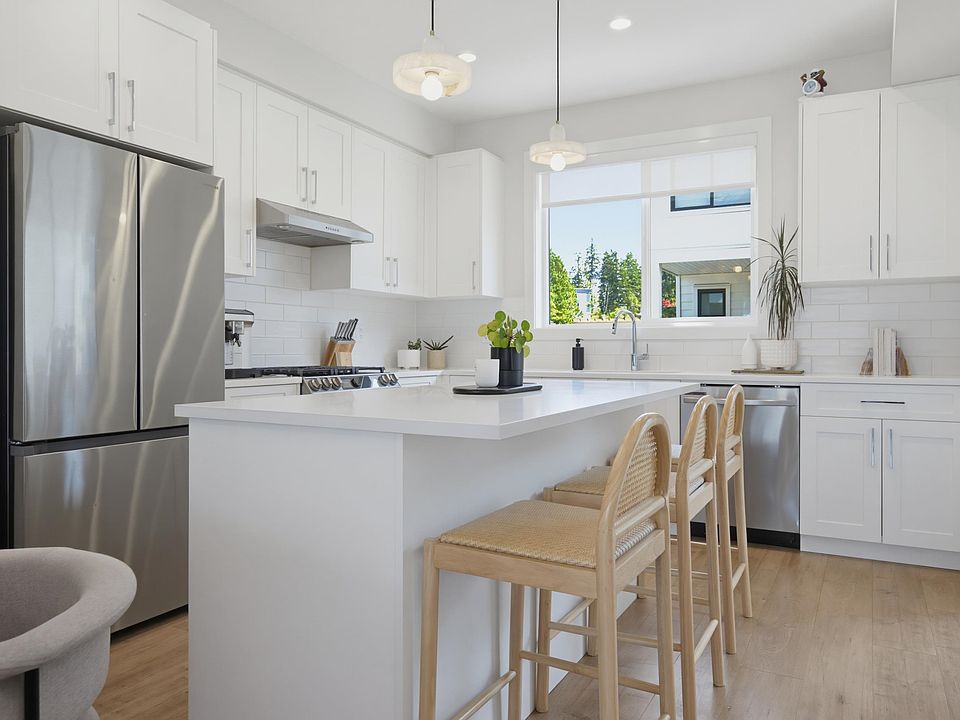 1st image of 1871 165a St #8