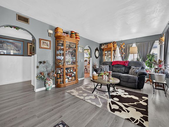 5th image of 558 E Swayzee St