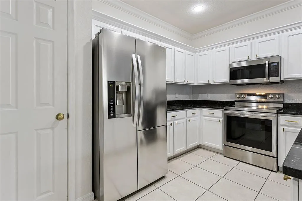 3 bed, 2.5 bath, 1680 sqft, $3,900 — Photo 3