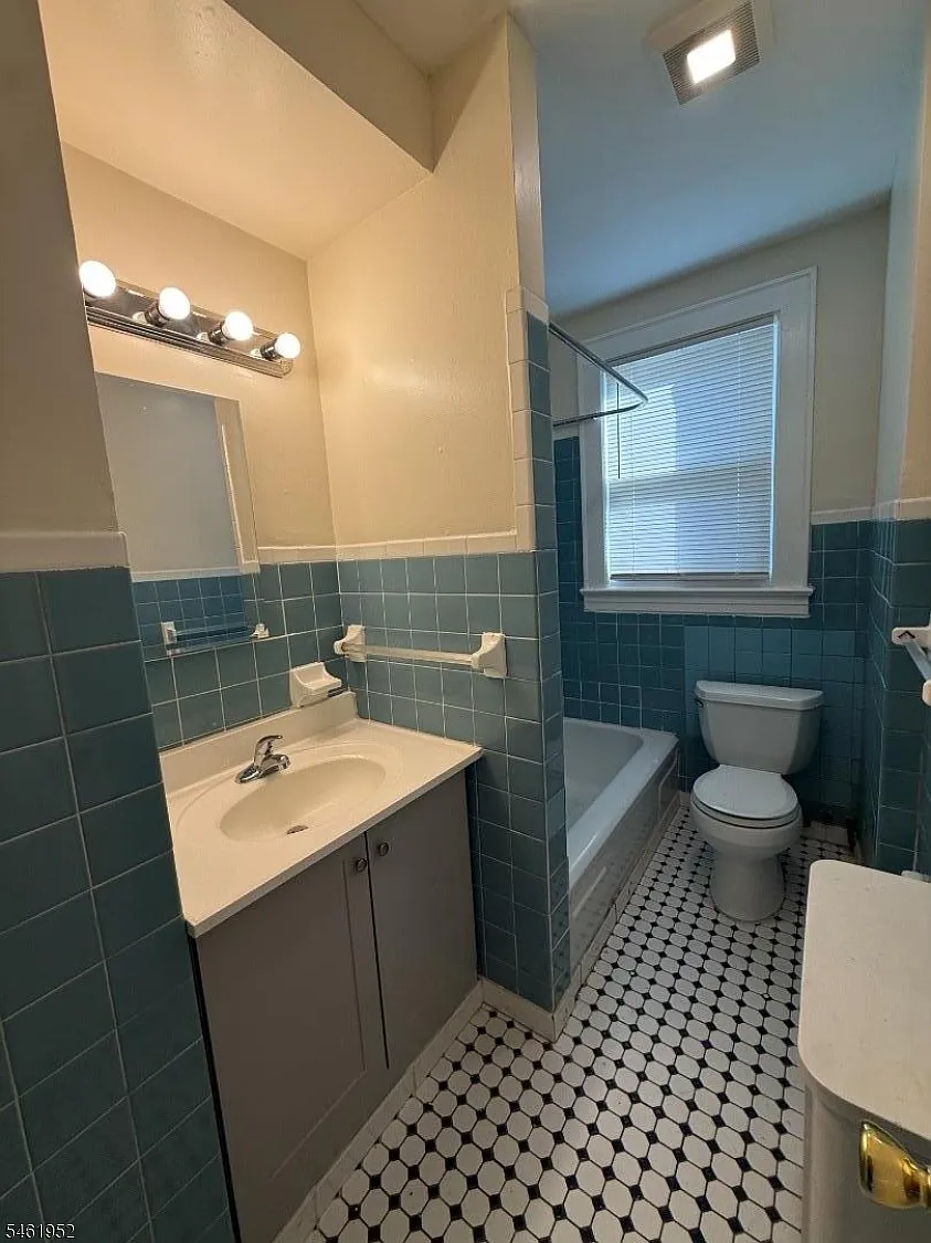 2 bed, 1.0 bath, $2,000 — Photo 2