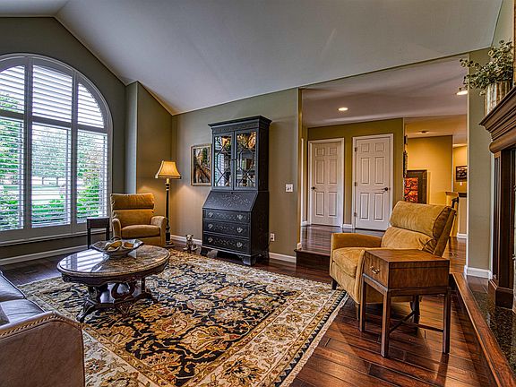 5th image of 2444 Briarcliff Dr