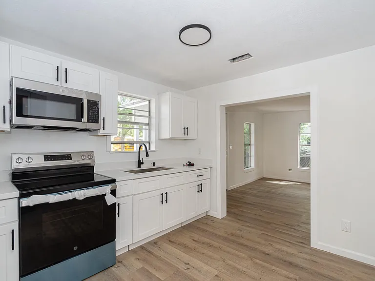 211 W South St — Photo 18