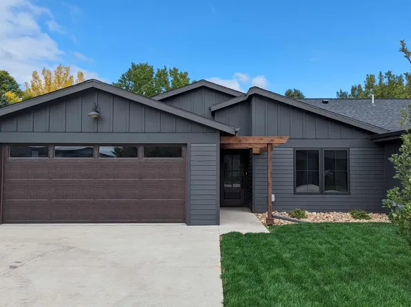 3930 Dorothys Ln, Spirit Lake, IA 51360