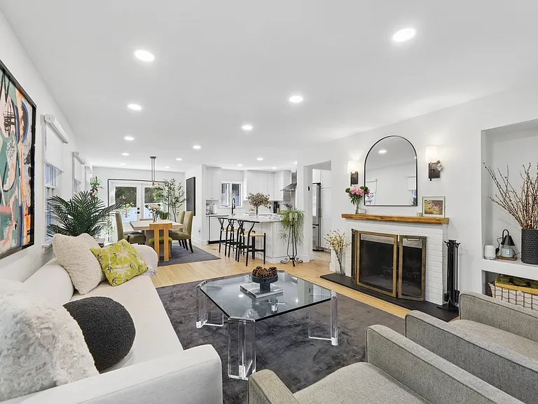 4 Lois Ave — Photo 5