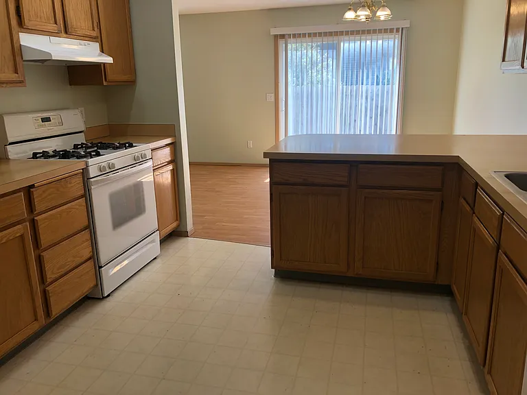 247 NW Clay Ct — Photo 5