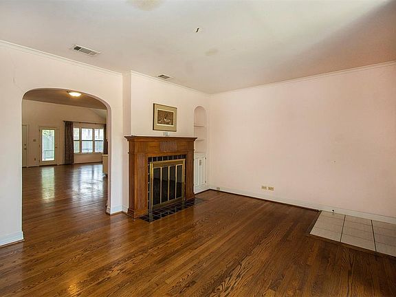 5th image of 2821 University Blvd