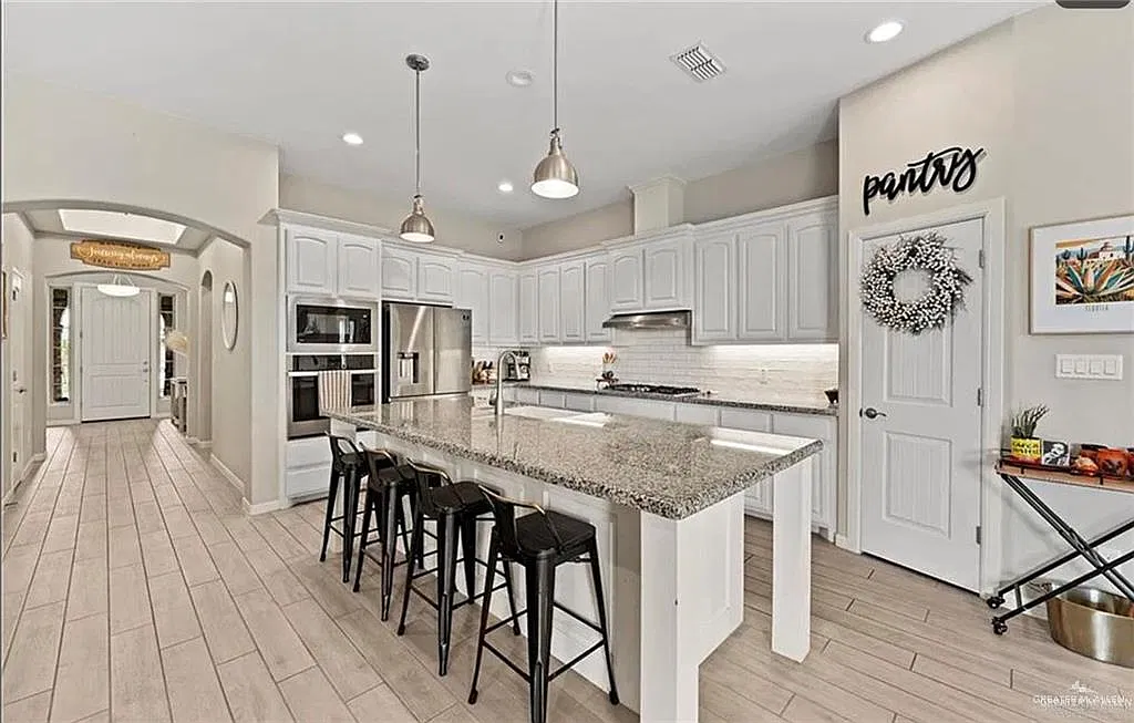 3 bed, 2.5 bath, 2110 sqft, $2,500 — Photo 4