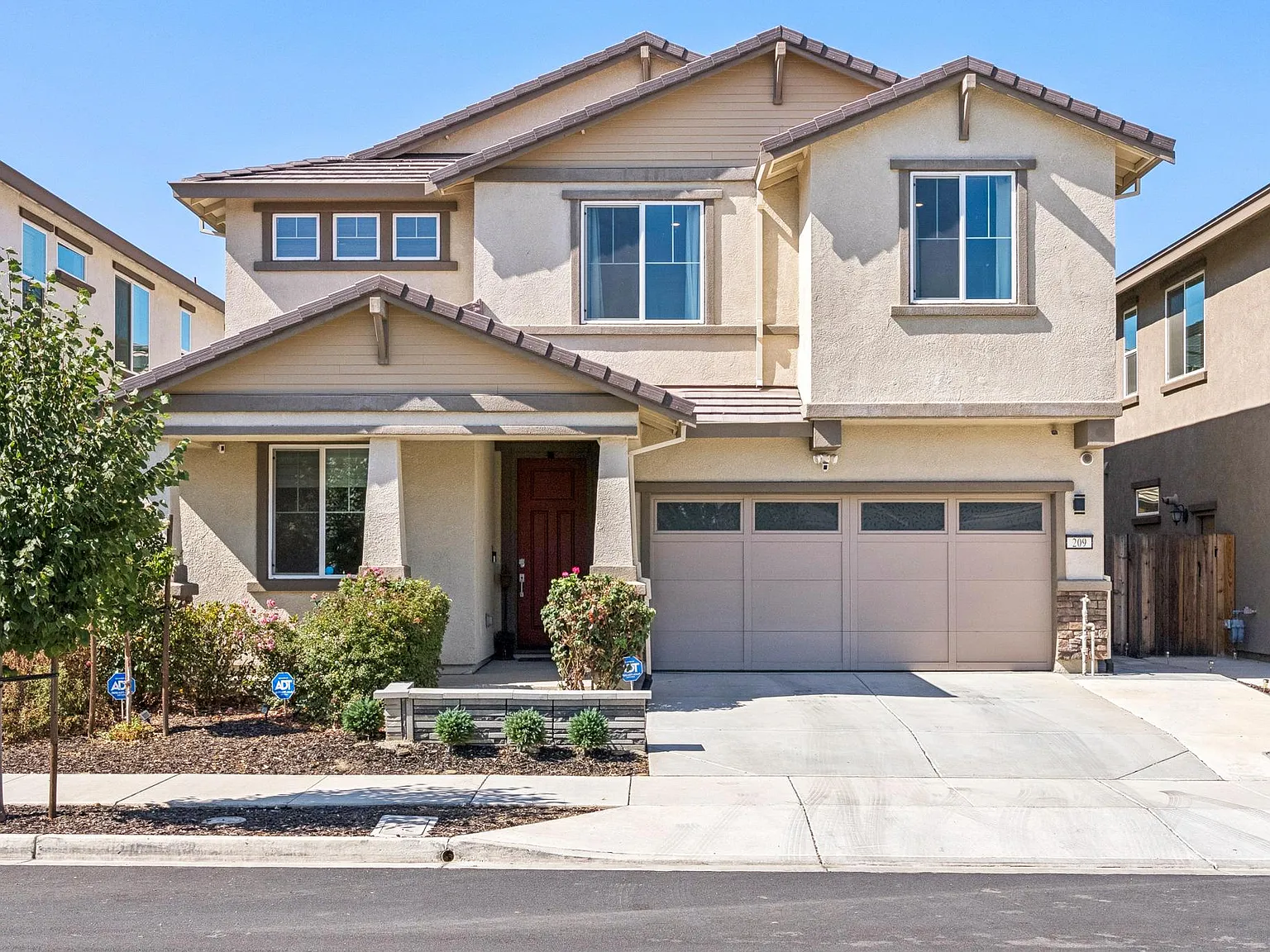 4 bed, 2.5 bath, 2713 sqft, $4,400 — Photo 2