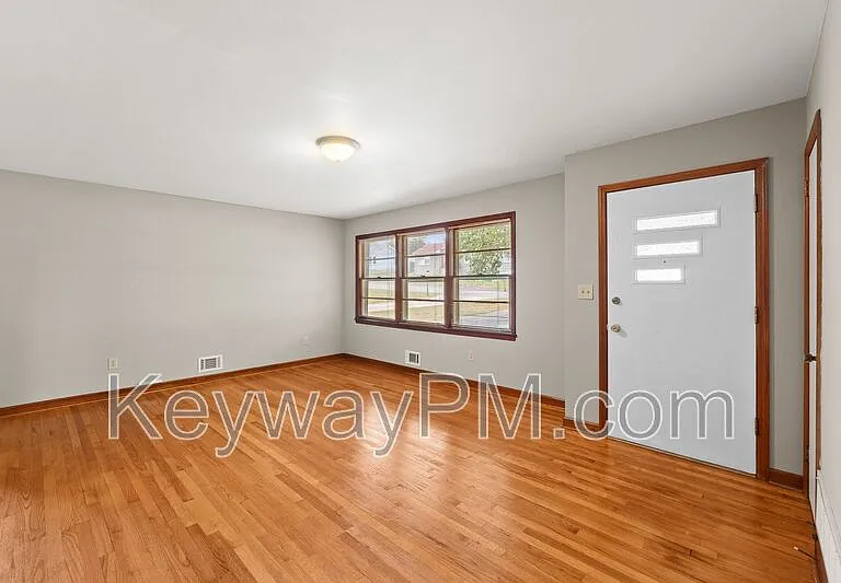 3301 Westmont Dr — Photo 4