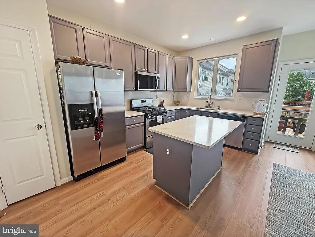 3 bed, 2.5 bath, 2005 sqft, $2,999 — Photo 2