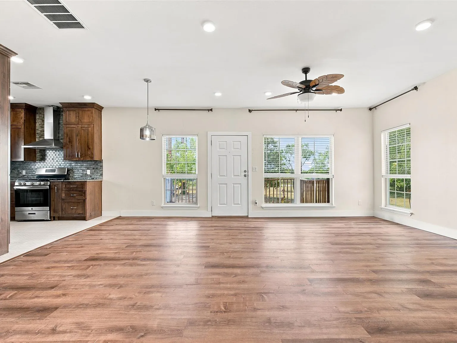 2 bed, 2.5 bath, 1691 sqft, $1,895 — Photo 3