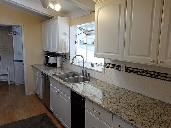 Kitchen with Granite/Tile