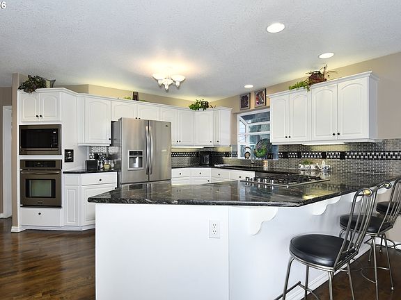 3rd image of 2581 SE Morlan Way