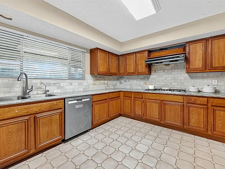 1535 Beaconshire Rd — Photo 3