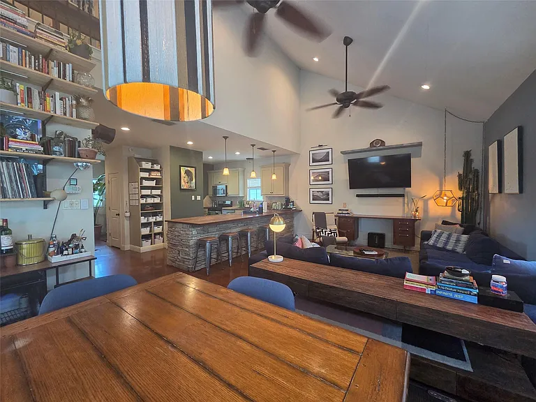 408 W Croslin St — Photo 3