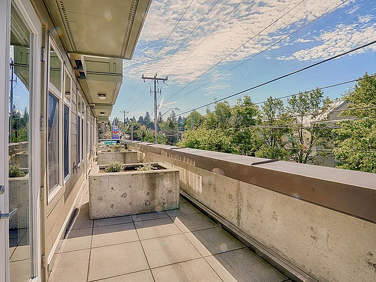 Saxe Apartments — Photo 17
