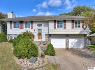 826 Redwood Ln, Papillion, NE 68046