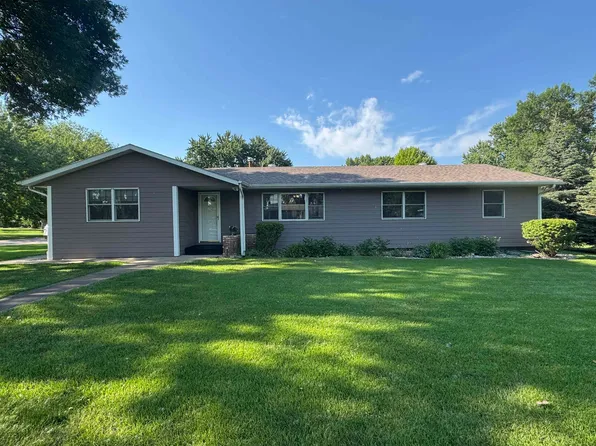 110 Cottonwood St, Yankton, SD 57078