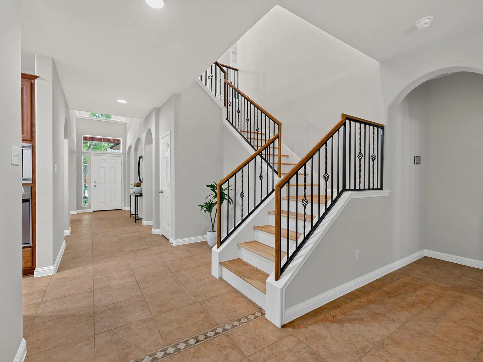 4 bed, 2.5 bath, 3156 sqft, $2,895 — Photo 3