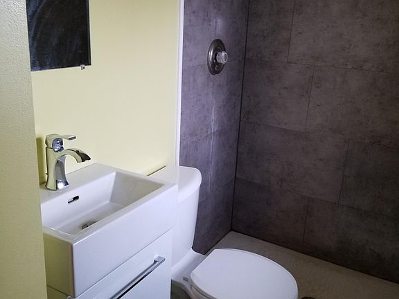 4th image of 341 N Clark St #4