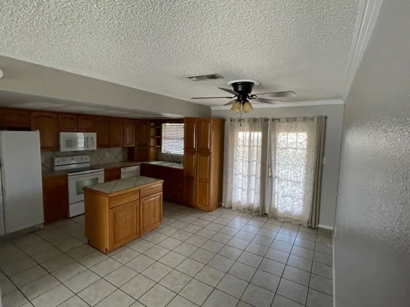 Awesome 4 Bedroom, 2 Bath — Photo 4