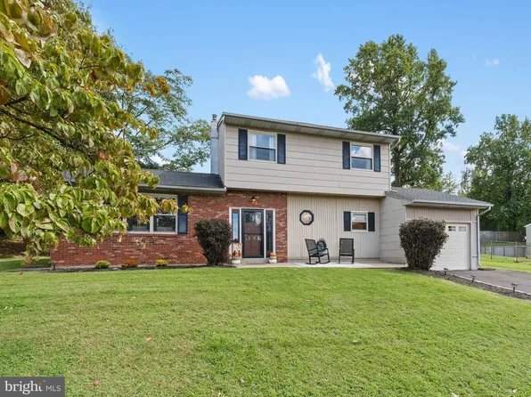 2051 Roselyn Dr, Feasterville Trevose, PA 19053