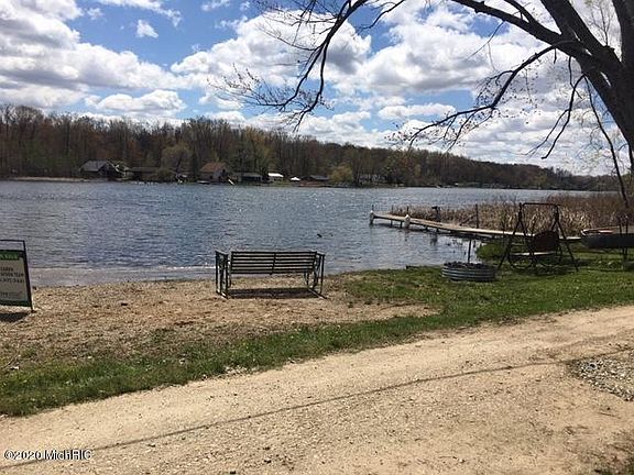 5th image of 400 Long Lake Dr