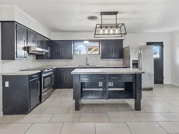 3rd image of 901 Treasure Ln