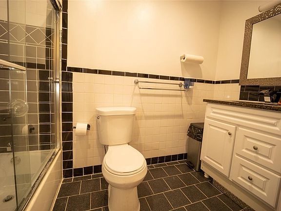 3rd image of 828 Manida St Floor 1