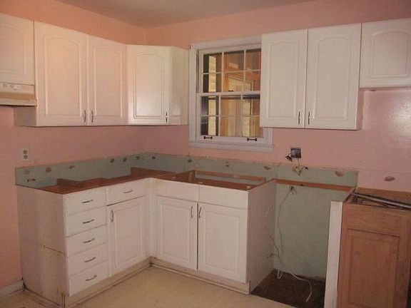 3rd image of 805 Elissa Dr