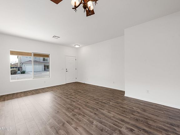 4th image of 826 E BRADSTOCK Way