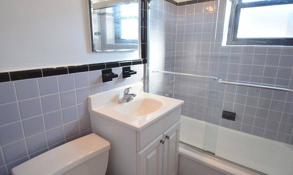 Harbor House - Bathroom - F Line