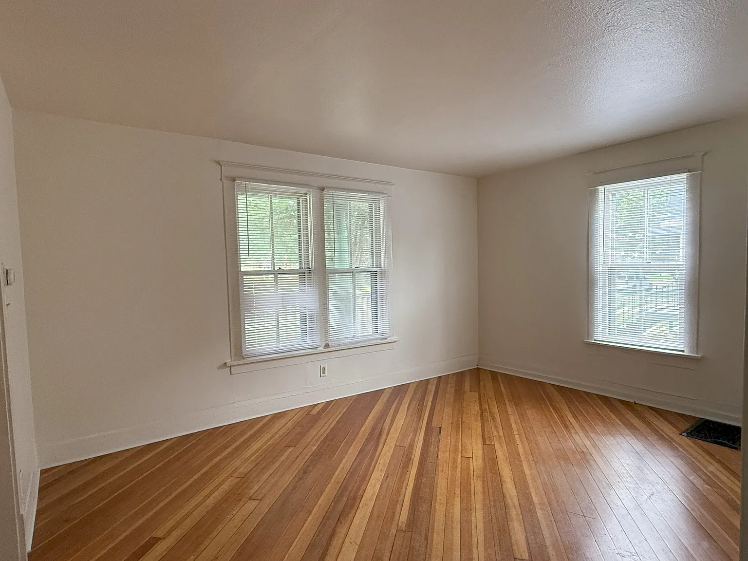 4 bed, 1.5 bath, 3020 sqft, $2,964 — Photo 3