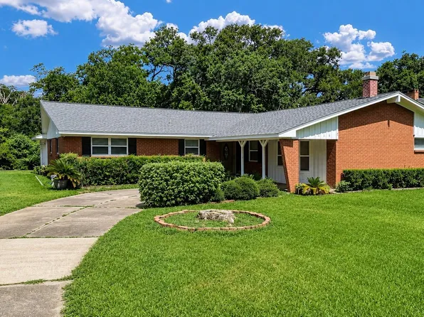 238 Forest Dr, Lake Jackson, TX 77566