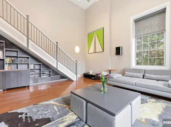 1201 Rio Vista Dr, Mahwah, NJ 07430