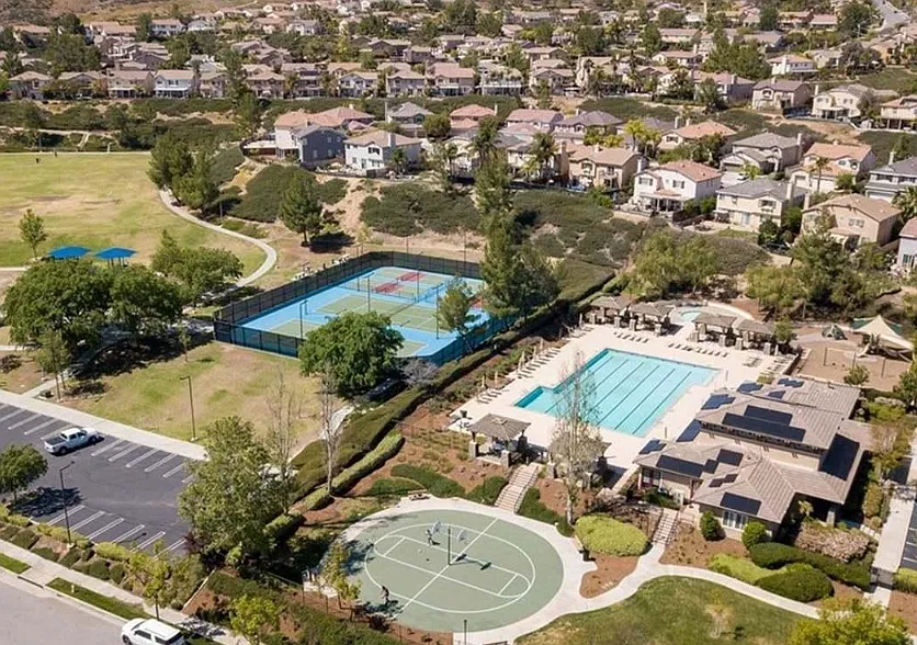 5 bed, 3.0 bath, 2600 sqft, $3,900 — Photo 3