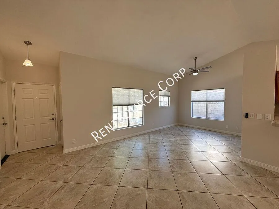 3 Bedrooms/2 Bathrooms Single Story Home for Rent in Rosamond in Kern County — Photo 4
