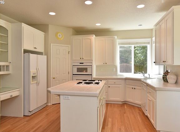 4th image of 2577 NE Charlois Dr