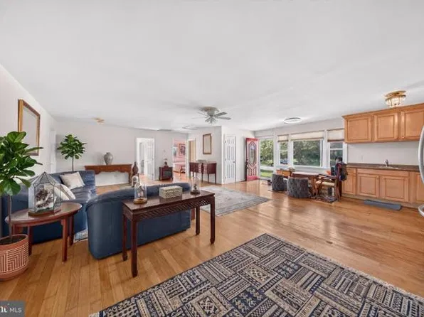 5213 Montgomery St, Springfield, VA 22151