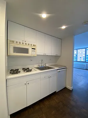 Rented by Fischer Group Realty, LLC | media 7